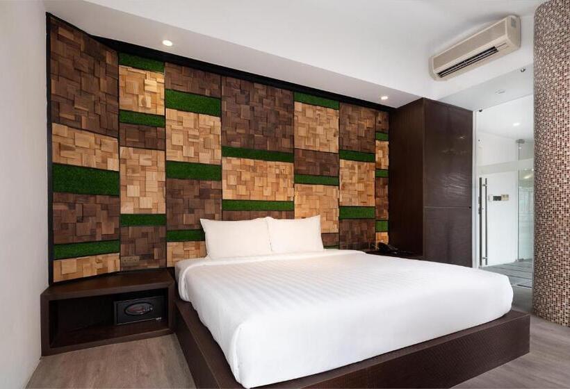سوییت جونیور, A Hotel Dickson