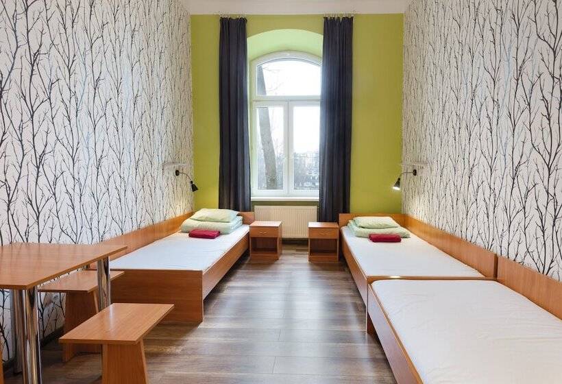اتاق استاندارد سه نفره, Atlantis Hostel