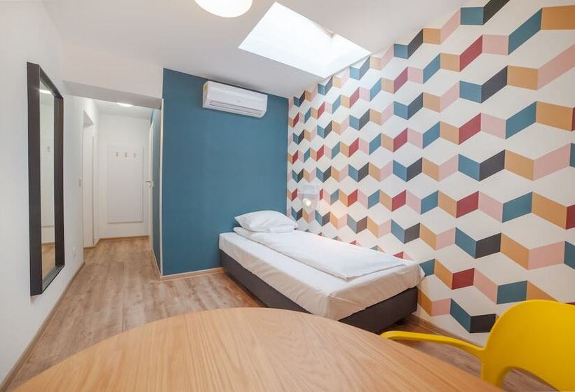 اتاق استاندارد یک نفره, Atlantis Hostel