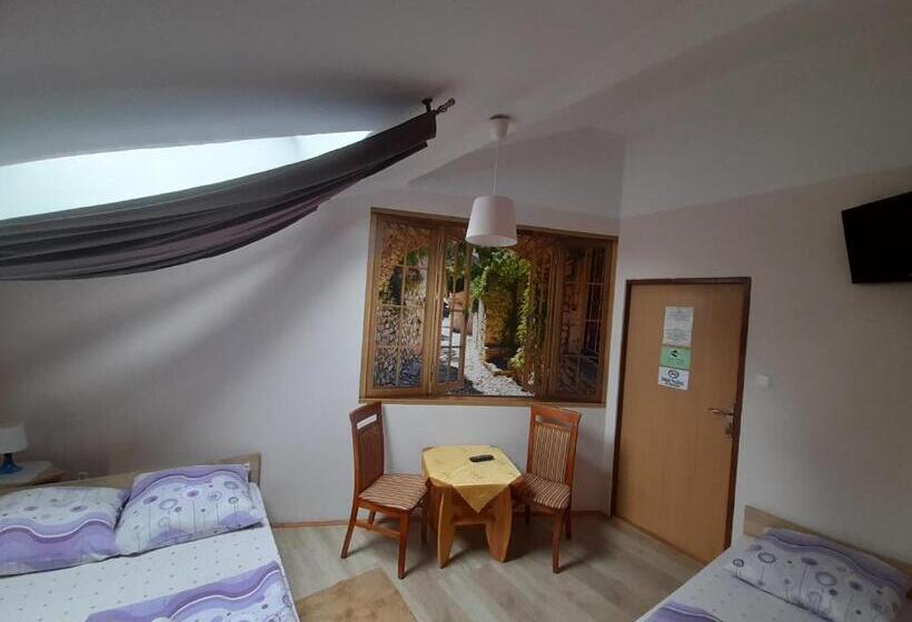 اتاق استاندارد سه نفره, Green Hostel