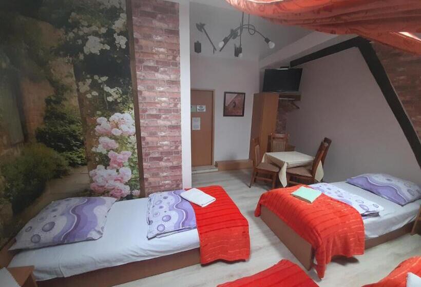اتاق استاندارد چهار تخته, Green Hostel