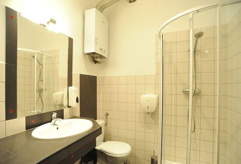 اتاق استاندارد با سرویس بهداشتی مشترک, Hostel Deco