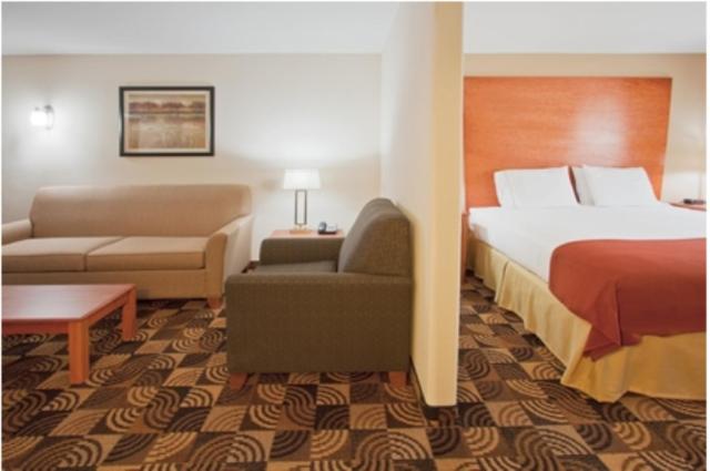 Suite Adapted for people with reduced mobility, Holiday Inn Express  & Suites Bainbridge