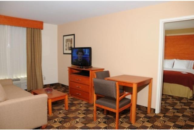 Suite Adapted for people with reduced mobility, Holiday Inn Express  & Suites Bainbridge