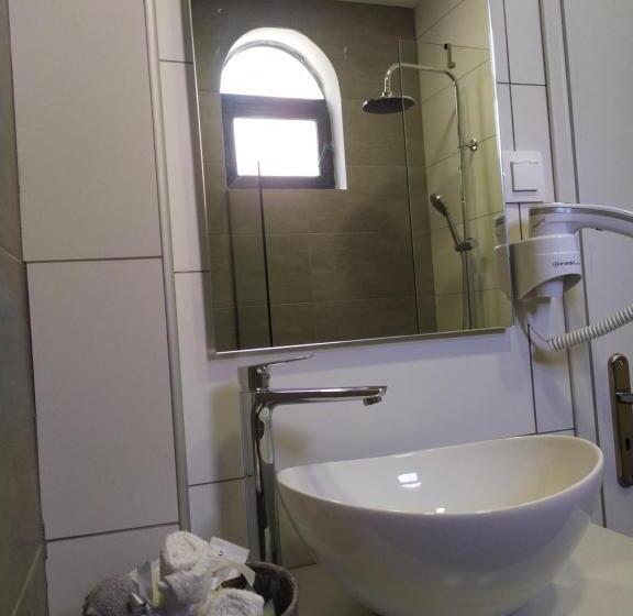 اتاق لوکس با چشم‌انداز باغ, Valentinos Apartments