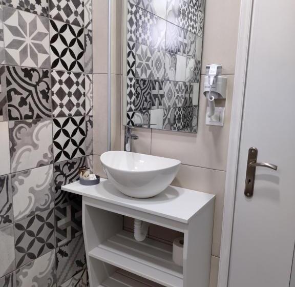 استودیو استاندارد با چشم‌انداز استخر, Valentinos Apartments