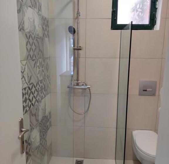 استودیو استاندارد با چشم‌انداز استخر, Valentinos Apartments