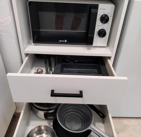 استودیو استاندارد با چشم‌انداز استخر, Valentinos Apartments