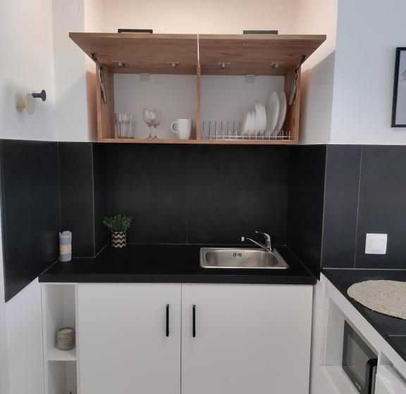 استودیو استاندارد با چشم‌انداز استخر, Valentinos Apartments