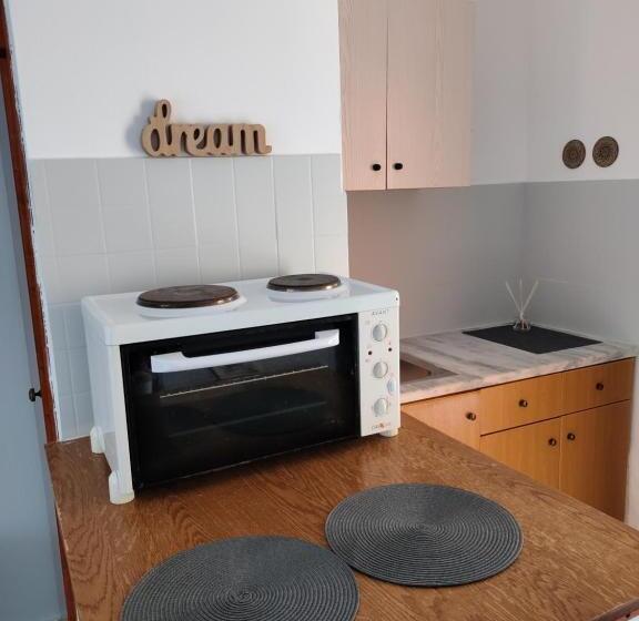 اتاق استاندارد با چشم‌انداز استخر, Valentinos Apartments