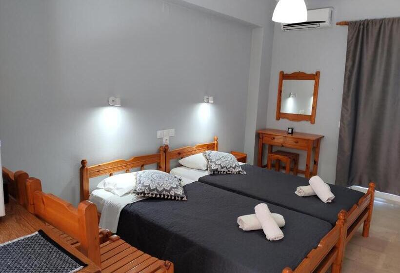 اتاق استاندارد با چشم‌انداز استخر, Valentinos Apartments