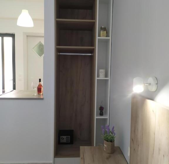 اتاق لوکس با چشم‌انداز باغ, Valentinos Apartments