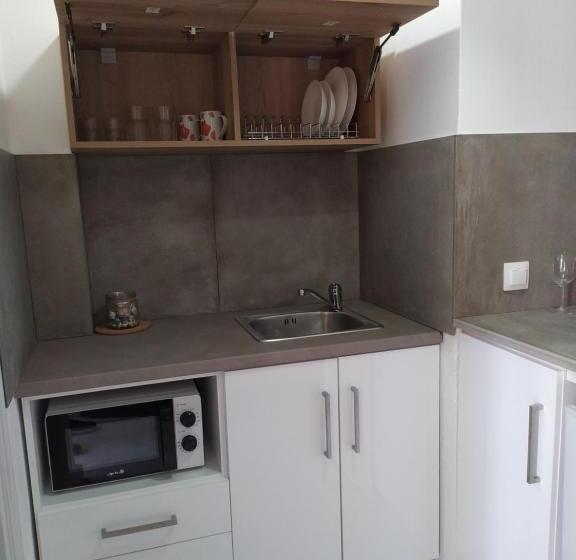 اتاق لوکس با چشم‌انداز باغ, Valentinos Apartments