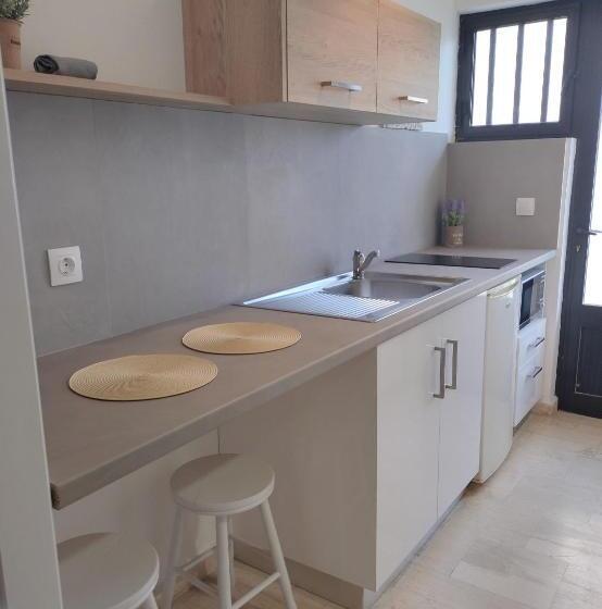 اتاق لوکس با چشم‌انداز باغ, Valentinos Apartments
