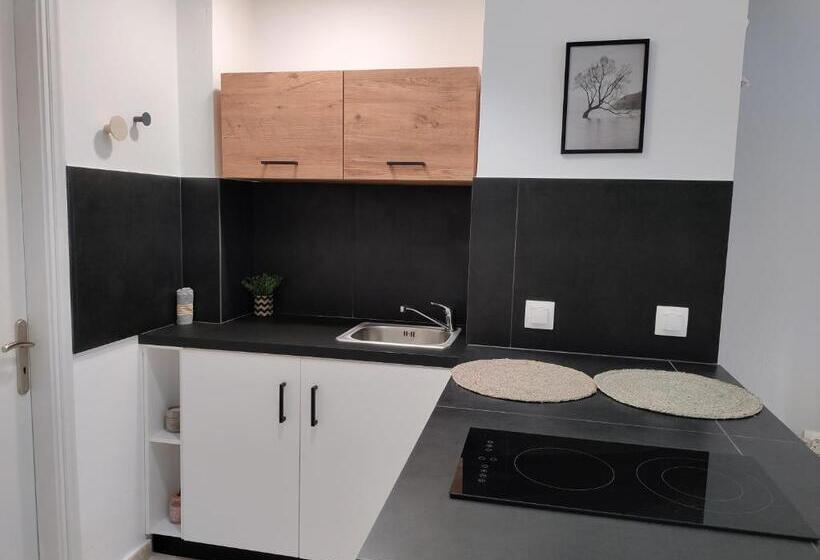 استودیو استاندارد با چشم‌انداز استخر, Valentinos Apartments