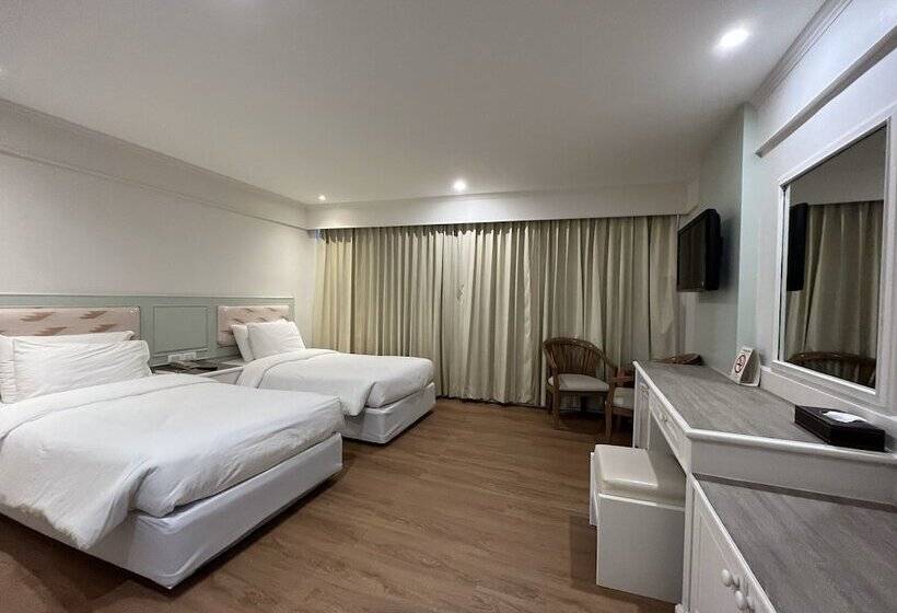 Deluxe Room, Dhevaraj