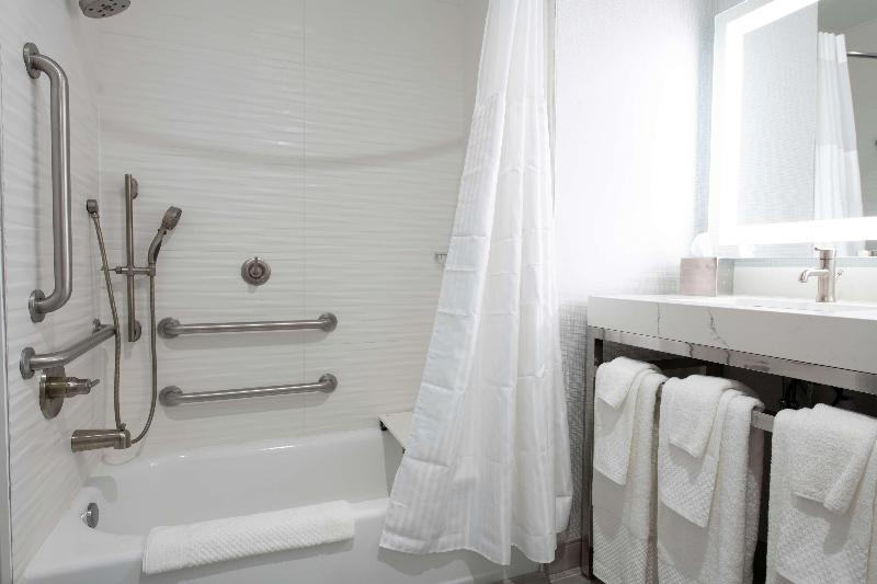 اتاق استاندارد با تخت دو نفره بزرگ برای معلولان, Doubletree By Hilton Sulphur Lake Charles