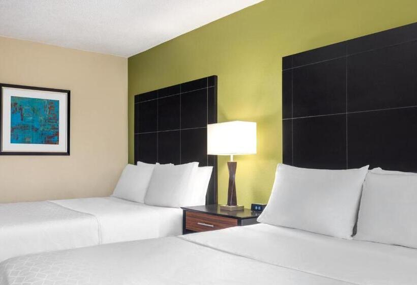 اتاق استاندارد برای معلولان, Holiday Inn Express Hotel & Suites Edmond, An Ihg