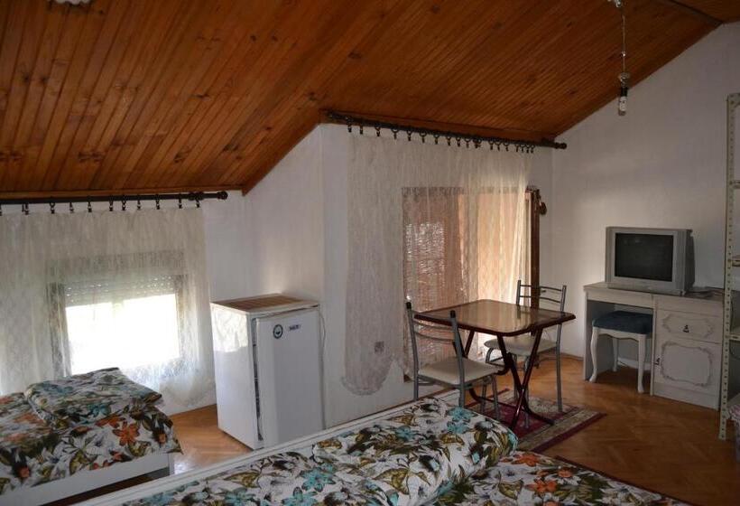 اتاق استاندارد سه تخته با سرویس بهداشتی مشترک, Hostel Valentin
