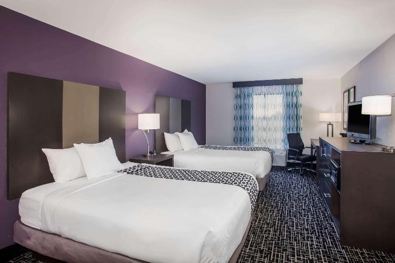 اتاق استاندارد با تخت بزرگ, Holiday Inn Express Hocking Hillslogan