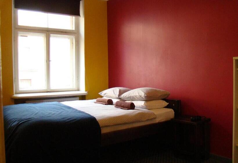 اتاق استاندارد, Naughty Squirrel Backpackers Hostel
