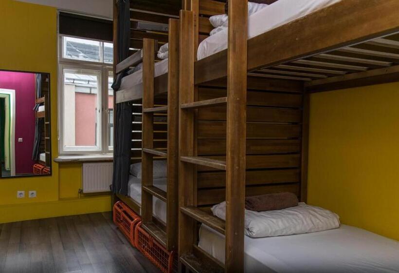 اتاق استاندارد سه تخته با سرویس بهداشتی مشترک, Naughty Squirrel Backpackers Hostel