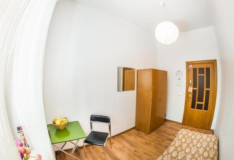 اتاق استاندارد یک تخته با سرویس بهداشتی مشترک, Downtown Forest Hostel & Camping