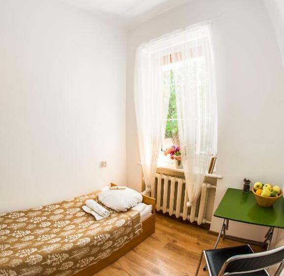اتاق استاندارد یک تخته با سرویس بهداشتی مشترک, Downtown Forest Hostel & Camping