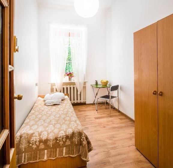 اتاق استاندارد یک تخته با سرویس بهداشتی مشترک, Downtown Forest Hostel & Camping
