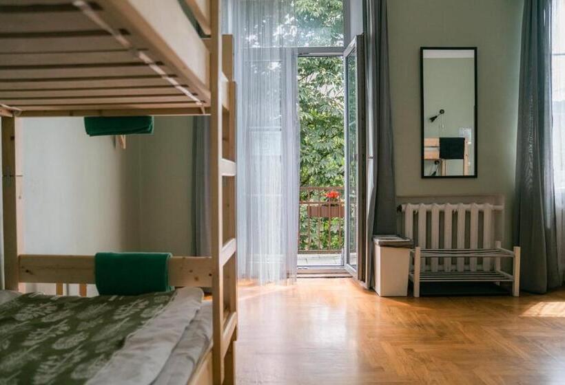 تختخواب در اتاق مشترک, Downtown Forest Hostel & Camping