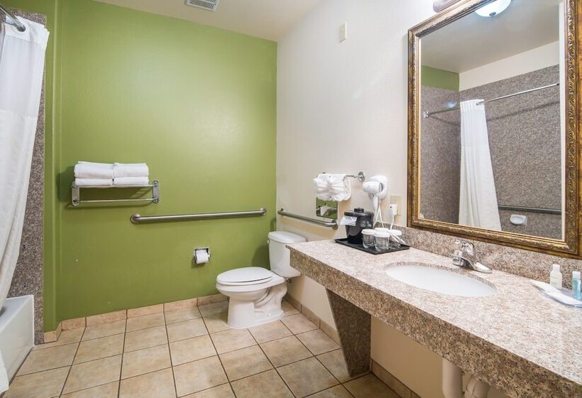 Suite Adapted for people with reduced mobility, Clarion Inn & Suites Weatherford South