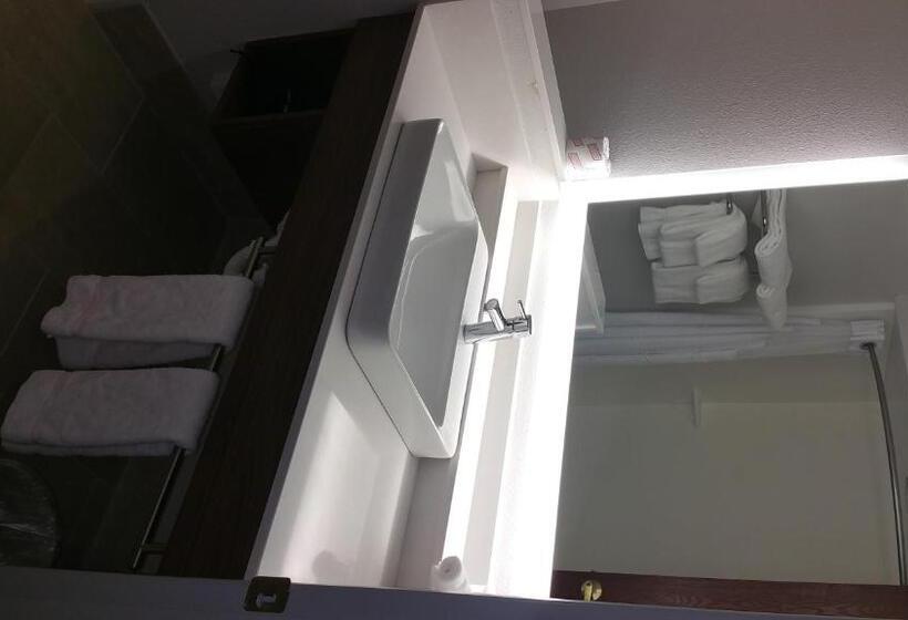 اتاق استاندارد با تخت بزرگ برای معلولان, Holiday Inn Express Daytona Beach   Speedway, An Ihg
