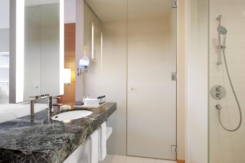 اتاق لوکس با چشم‌انداز شهر, Sheraton Grand Hiroshima