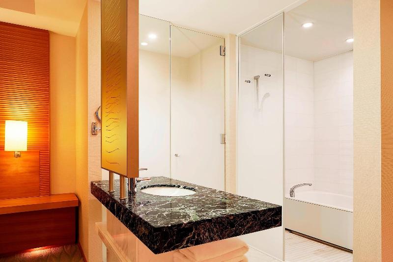 اتاق دلوکس با تخت کینگ و چشم‌انداز شهر, Sheraton Grand Hiroshima