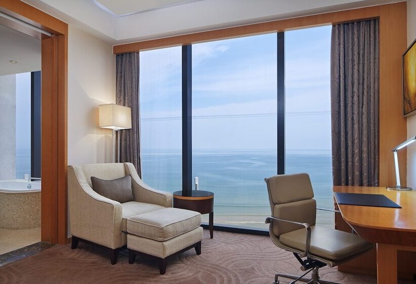 اتاق لوکس با چشم‌انداز دریا, Sheraton Yantai Golden Beach Resort