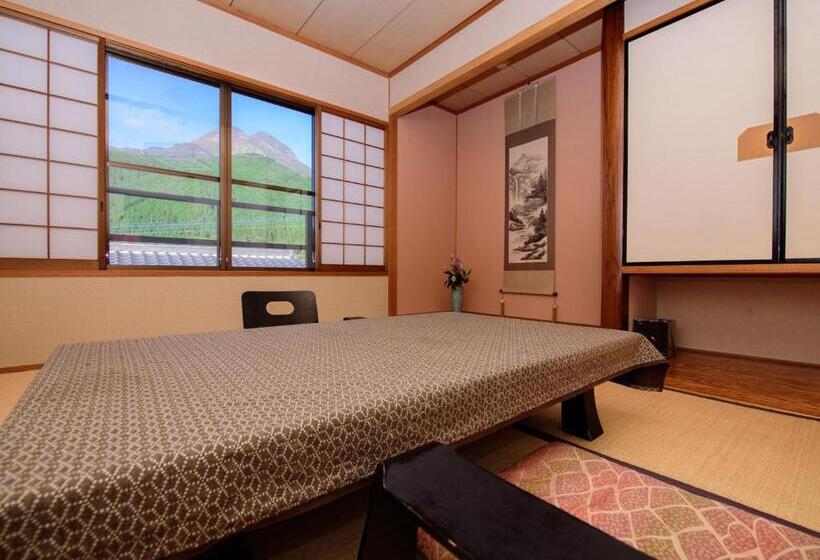 اتاق استاندارد با چشم‌انداز کوهستان, Yufuin Onsen Wafu Ryokan Tsuenosho
