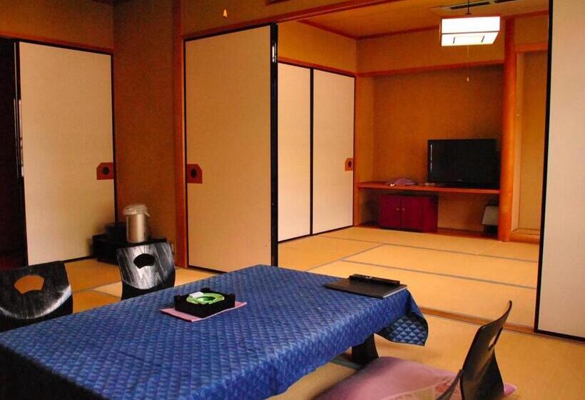 اتاق استاندارد با چشم‌انداز کوهستان, Yufuin Onsen Wafu Ryokan Tsuenosho