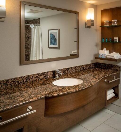 اتاق استاندارد با تخت بزرگ, Delta Hotels By Marriott Huntington Mall