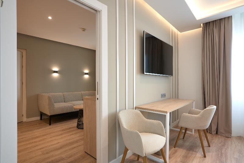 Suite Adapted for people with reduced mobility, Holiday Inn Express Conway, An Ihg