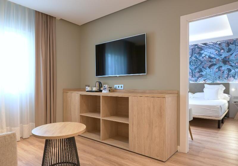 Suite Adapted for people with reduced mobility, Holiday Inn Express Conway, An Ihg