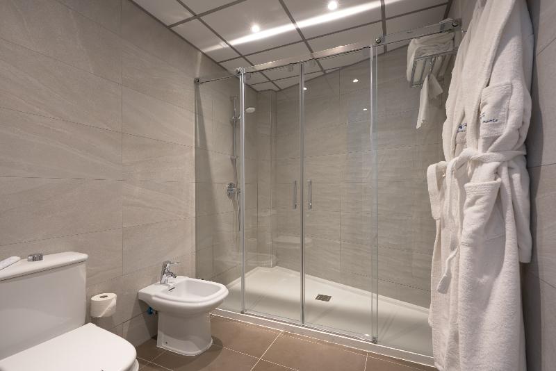 Suite Adapted for people with reduced mobility, Holiday Inn Express Conway, An Ihg