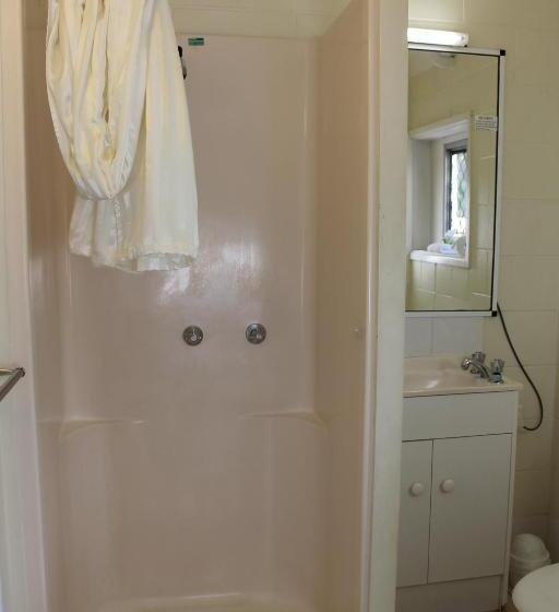 استودیوی استاندارد, Oasis Inn Apartments