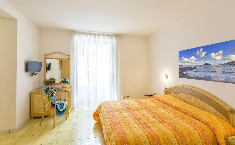 Economy Triple Room, Vittoria