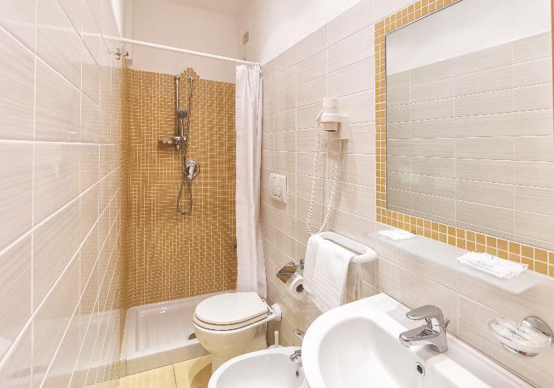 Economy Triple Room, Vittoria