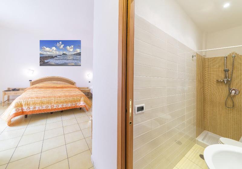 Economy Triple Room, Vittoria
