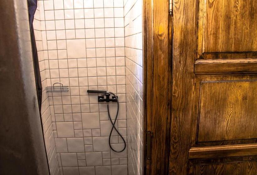 اتاق استاندارد با سرویس بهداشتی مشترک, Angel Hostel