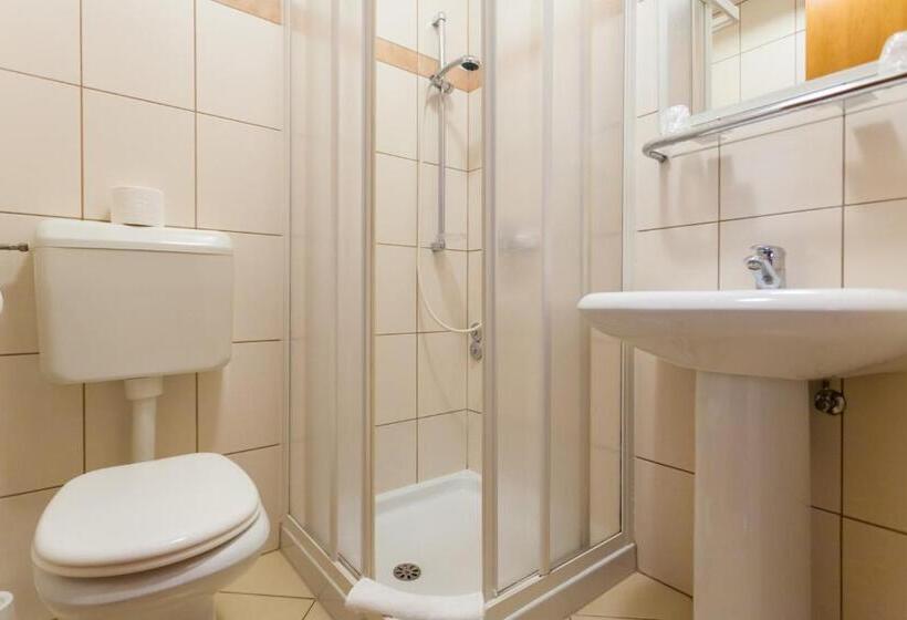 اتاق لوکس با چشم‌انداز دریا, Adria
