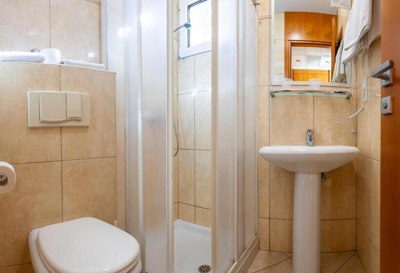 اتاق اکونومی, Adria