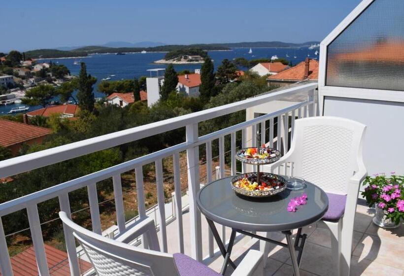 اتاق استاندارد با بالکن و چشم‌انداز دریا, Hostel Villa Zorana