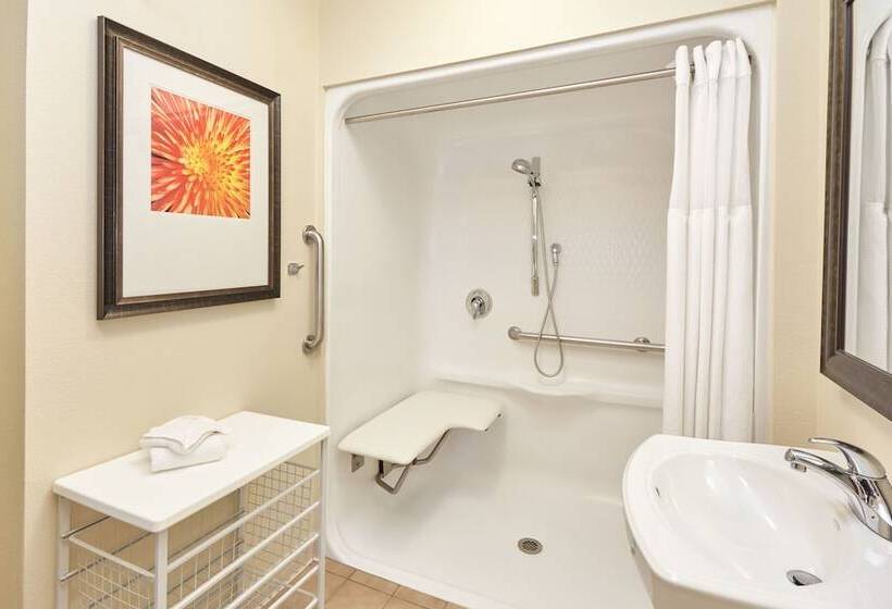 Suite Adapted for people with reduced mobility, Staybridge Suites Davenport